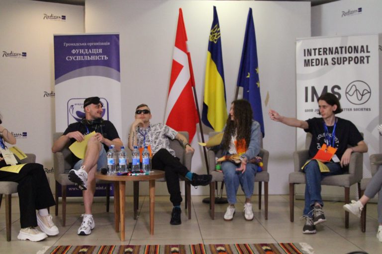 Журналіст працює з інформацією. Але хто працює з ним самим?
