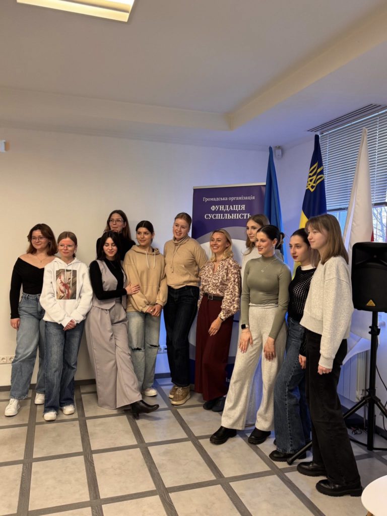 Продовжуємо допомагати редакціям бути стійкими і натхненними!